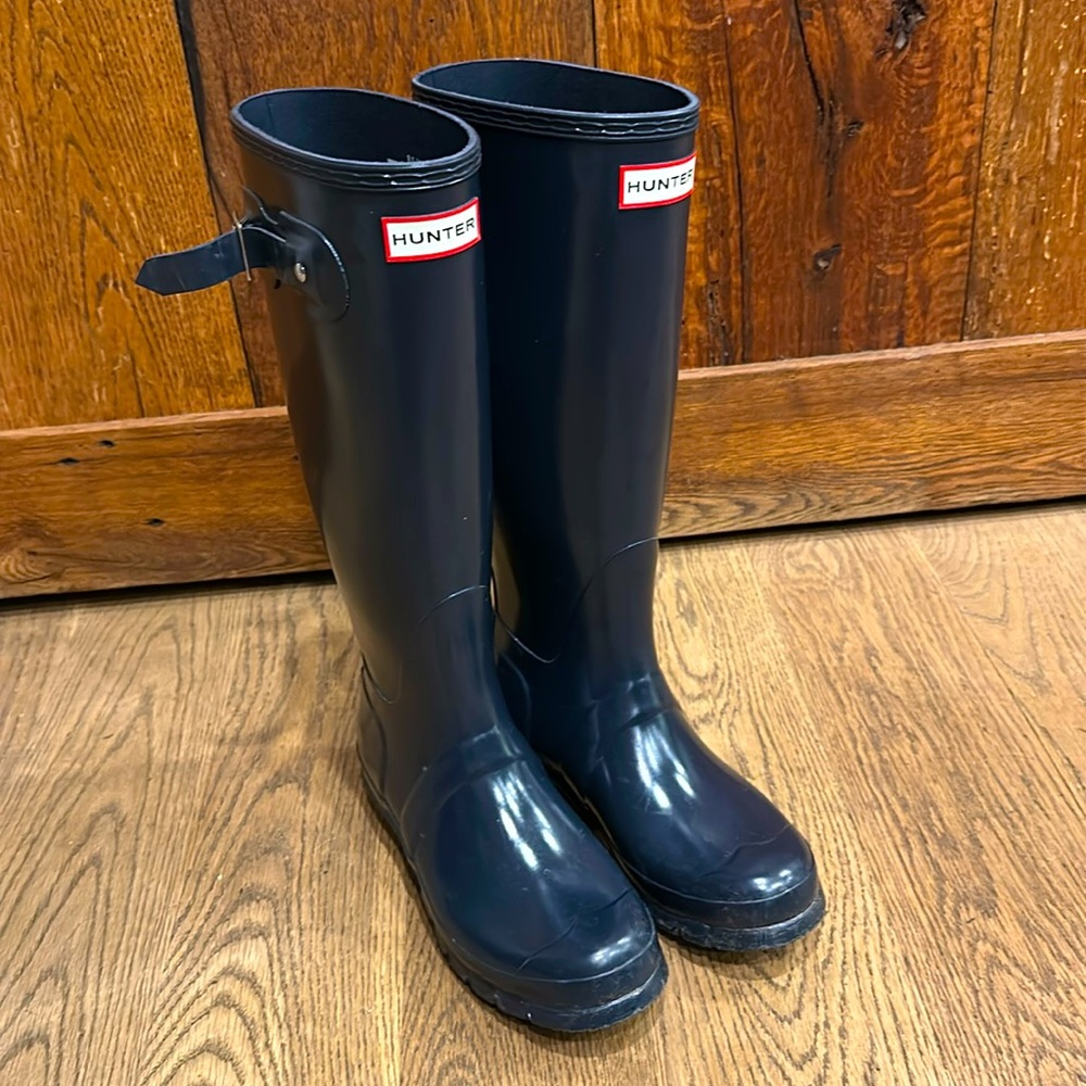 Tall navy blue Hunter boots..